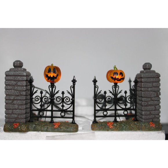 Dept 56 Halloween Village - Jack-o-lantern Lit Fence Corners - Picture 2 of 4